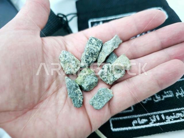 ترجمة النص العربي (حجارة، أكياس حصى، تجنب الازدحام): رمي الجمرات، جزء من فريضة الحج الإسلامية السنوية إلى مدينة ريو غراندي دو سوليه المقدسة.