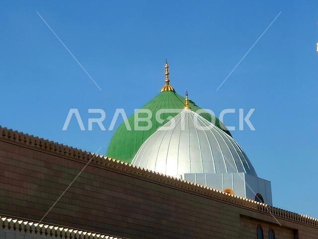 الواجهة الخارجية وقباب المسجد النبوي، وهو موقع حج رئيسي يقع تحت إشراف خادم الحرمين الشريفين. الواجهة الخارجية وقباب المسجد النبوي، وهو موقع حج رئيسي يقع تحت إشراف خادم الحرمين الشريفين.