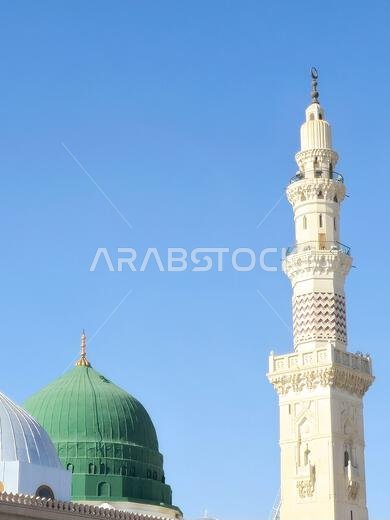 المسجد النبوي، ثاني مسجد بناه النبي محمد صلى الله عليه وسلم في المدينة المنورة، بعد مسجد قباء، ثاني أكبر المساجد. المسجد النبوي، ثاني مسجد بناه النبي محمد صلى الله عليه وسلم في المدينة المنورة، بعد مسجد قباء، ثاني أكبر المساجد.