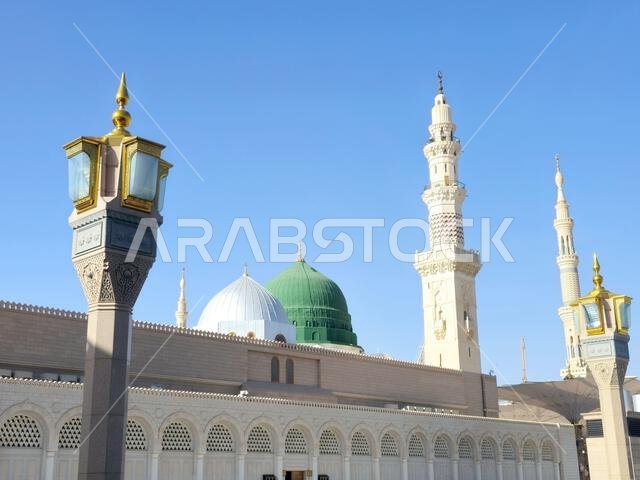 الواجهة الخارجية وقباب المسجد النبوي، وهو موقع حج رئيسي يقع تحت إشراف خادم الحرمين الشريفين. الواجهة الخارجية وقباب المسجد النبوي، وهو موقع حج رئيسي يقع تحت إشراف خادم الحرمين الشريفين.