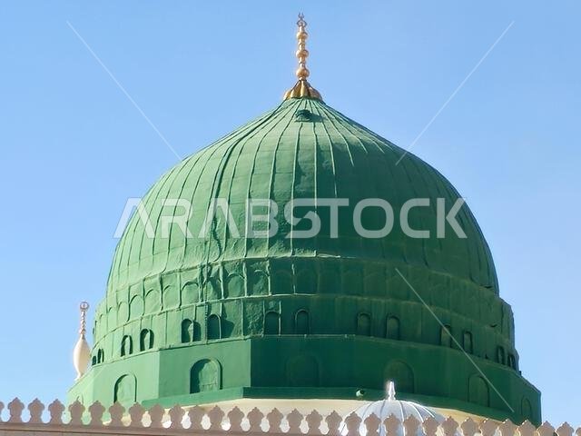 القبة الخضراء للمسجد النبوي، وهي قبة خضراء اللون بُنيت فوق قبري النبي محمد صلى الله عليه وسلم والنبي الأول