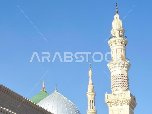 المسجد النبوي، ثاني مسجد بناه النبي محمد صلى الله عليه وسلم في المدينة المنورة، بعد مسجد قباء، ثاني أكبر المساجد.