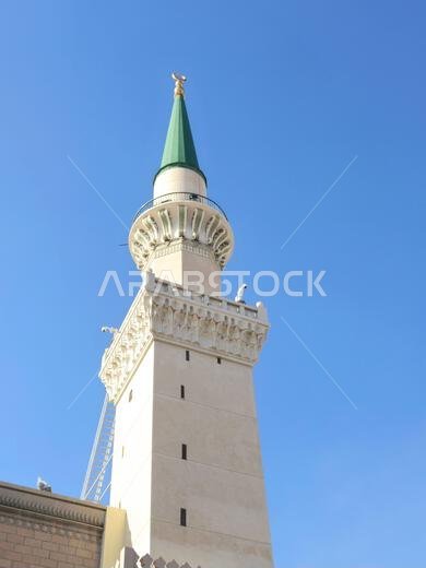 المئذنة الخضراء للمسجد النبوي، وهو موقع رئيسي للحج في المدينة المنورة يقع ضمن نطاق...
