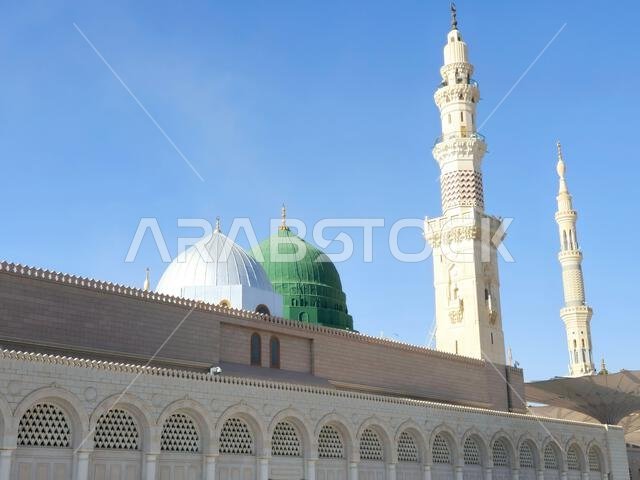 المسجد النبوي، ثاني مسجد بناه النبي محمد صلى الله عليه وسلم في المدينة المنورة، بعد مسجد قباء، ثاني أكبر المساجد.