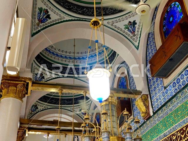 الجدران الداخلية للمسجد النبوي بالقرب من الروضة وقبر النبي محمد صلى الله عليه وسلم، داخل المسجد النبوي، مع حرف القاف العربي