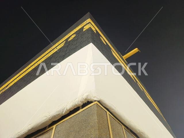 الكعبة المشرفة، وهي بناء حجري يقع في قلب أهم مساجد الإسلام وأقدس مواقعه، المسجد الحرام في مكة المكرمة، واتجاه القبلة للصلاة. الكعبة المشرفة، وهي بناء حجري يقع في قلب أهم مساجد الإسلام وأقدس مواقعه، المسجد الحرام في مكة المكرمة، واتجاه القبلة للصلاة.