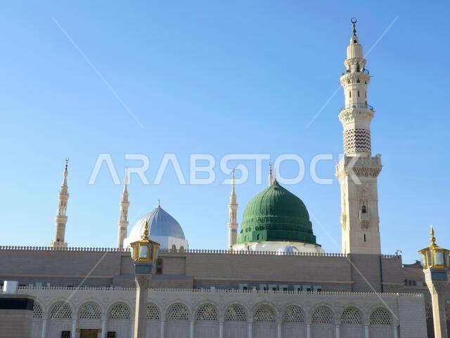 المسجد النبوي، ثاني مسجد بناه النبي محمد صلى الله عليه وسلم في المدينة المنورة، بعد مسجد قباء، ثاني أكبر المساجد.
