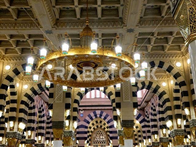 ترجمة النص العربي (لا إله إلا الله محمد رسول الله) على أضواء المسجد النبوي الشريف.