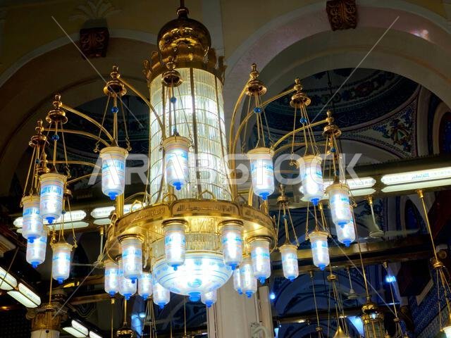 ترجمة النص العربي (لا إله إلا الله محمد رسول الله) على أضواء المسجد النبوي الشريف.