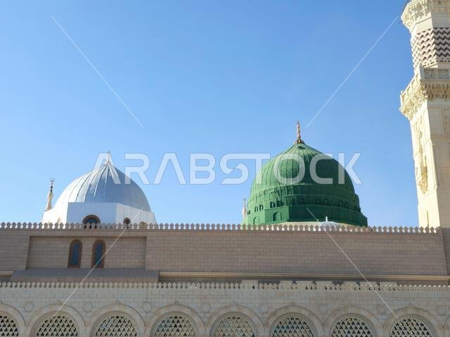 المسجد النبوي، ثاني مسجد بناه النبي محمد صلى الله عليه وسلم في المدينة المنورة، بعد مسجد قباء، ثاني أكبر المساجد. المسجد النبوي، ثاني مسجد بناه النبي محمد صلى الله عليه وسلم في المدينة المنورة، بعد مسجد قباء، ثاني أكبر المساجد.