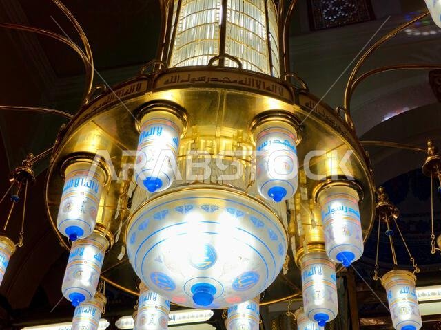 ترجمة النص العربي (لا إله إلا الله محمد رسول الله) على أضواء المسجد النبوي الشريف.