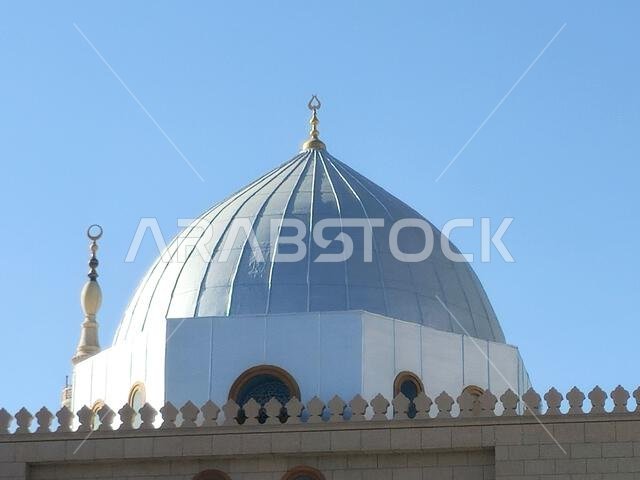 القبة الفضية للمسجد النبوي، وهو موقع رئيسي للحج في المدينة المنورة يقع تحت إشراف خادم الحرمين الشريفين.