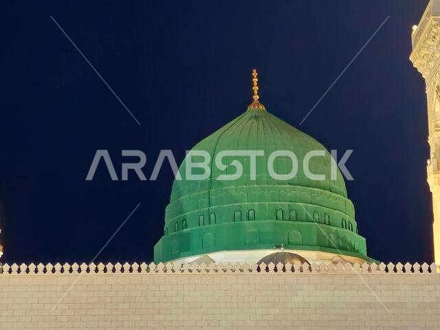 القبة الخضراء للمسجد النبوي، وهو موقع حج رئيسي يقع تحت إشراف خادم الحرمين الشريفين