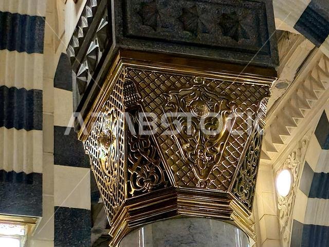 الجزء الداخلي من المسجد النبوي، ثاني مسجد بناه النبي محمد صلى الله عليه وسلم في المدينة المنورة، بعد مسجد قباء.