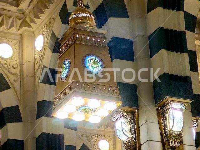 الجزء الداخلي من المسجد النبوي، ثاني مسجد بناه النبي محمد صلى الله عليه وسلم في المدينة المنورة، بعد مسجد قباء.