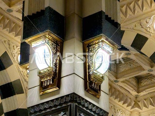 الجزء الداخلي من المسجد النبوي، ثاني مسجد بناه النبي محمد صلى الله عليه وسلم في المدينة المنورة، بعد مسجد قباء.