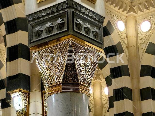 الجزء الداخلي من المسجد النبوي، ثاني مسجد بناه النبي محمد صلى الله عليه وسلم في المدينة المنورة، بعد مسجد قباء.