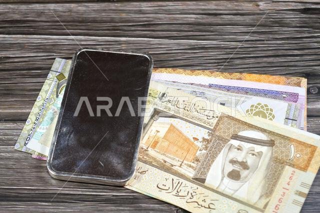 أوراق نقدية سعودية من فئة الريال، وسبائك فضية ثمينة وزنها 250 غرام من الفضة الخالصة. يتأثر سعر الفضة بالمضاربة والعرض والطلب.