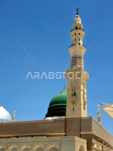 الواجهة الخارجية والمنظر الخارجي لمسجد النبي محمد أو المسجد النبوي، وهو موقع حج رئيسي يقع ضمن نطاق...
