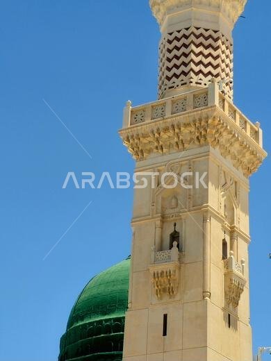 الواجهة الخارجية والمنظر الخارجي لمسجد النبي محمد أو المسجد النبوي، وهو موقع حج رئيسي يقع ضمن نطاق...