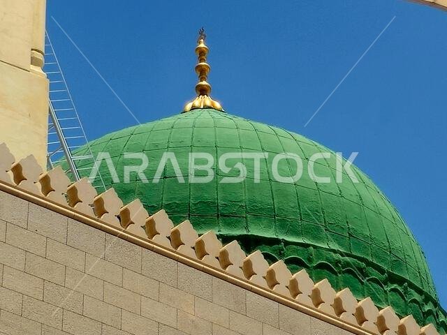 الواجهة الخارجية والقبة الخضراء للمسجد النبوي، وهو موقع حج رئيسي يقع تحت إشراف حراسة المسجد النبوي.