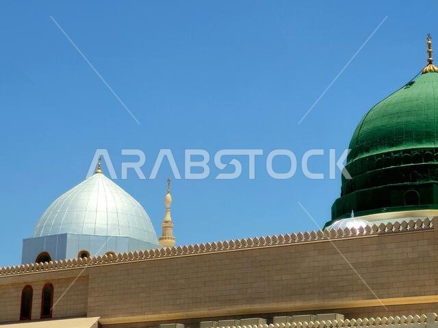 الواجهة الخارجية والمنظر الخارجي لمسجد النبي محمد أو المسجد النبوي، وهو موقع حج رئيسي يقع ضمن نطاق...
