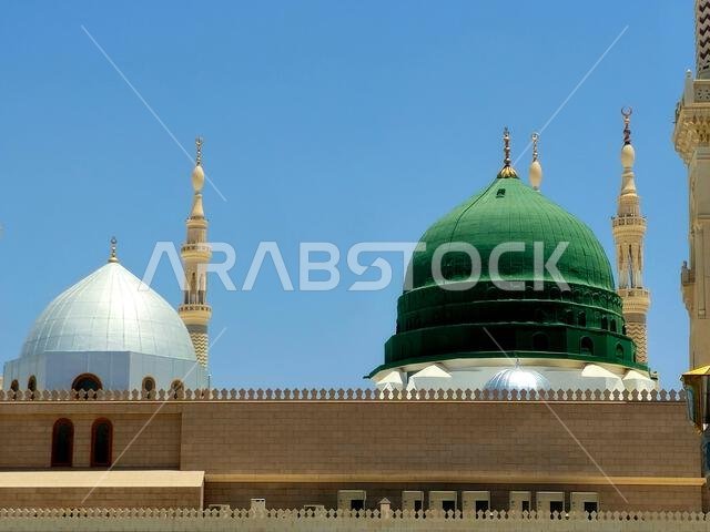 الواجهة الخارجية والمنظر الخارجي لمسجد النبي محمد أو المسجد النبوي، وهو موقع حج رئيسي يقع ضمن نطاق...