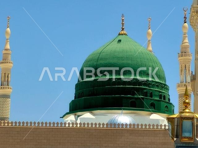 الواجهة الخارجية والمنظر الخارجي لمسجد النبي محمد أو المسجد النبوي، وهو موقع حج رئيسي يقع ضمن نطاق...