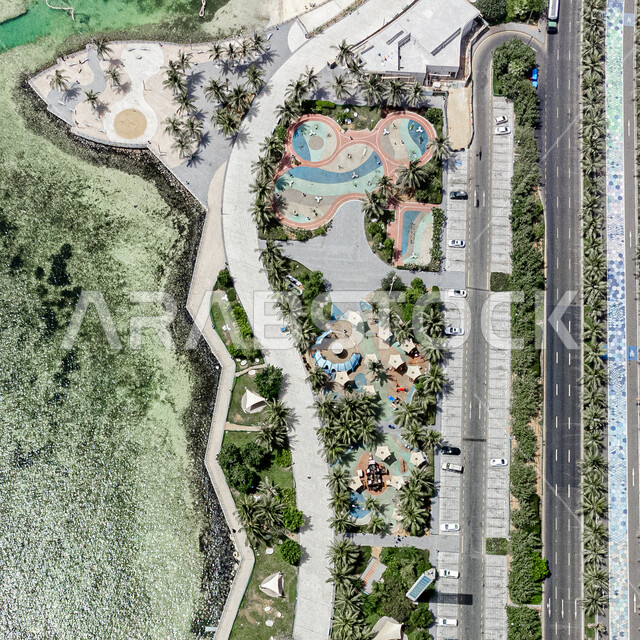 إطلالة جميلة من الأعلى لواجهة جدة البحرية بالمملكة العربية السعودية، كورنيش جدة، السياحة في السعودية، أماكن ساحلية بجدة، سواحل البحر الأحمر، الأشجار والنباتات، السياحة في السعودية