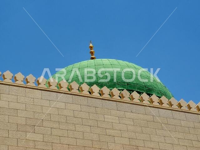الواجهة الخارجية والقبة الخضراء للمسجد النبوي، وهو موقع حج رئيسي يقع تحت إشراف حراسة المساجد.