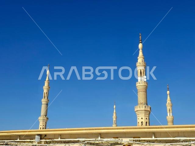 الواجهة الخارجية وقباب المسجد النبوي، وهو موقع حج رئيسي يقع تحت إشراف خادم الحرمين الشريفين.