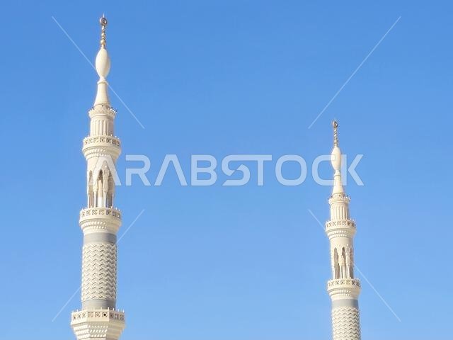 الواجهة الخارجية وقباب المسجد النبوي، وهو موقع حج رئيسي يقع تحت إشراف خادم الحرمين الشريفين.