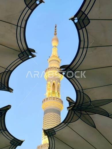 المئذنة التي تمر عبر الخيام الموجودة خارج المسجد النبوي، وهو موقع حج رئيسي يقع ضمن نطاق...