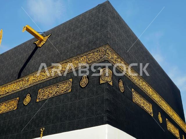 الكعبة، وهي بناء حجري يقع في قلب أهم مساجد الإسلام وأقدسها، المسجد الحرام في مكة المكرمة، واتجاه القبلة للصلاة.