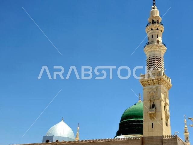 الواجهة الخارجية والمنظر الخارجي لمسجد النبي محمد أو المسجد النبوي، وهو موقع حج رئيسي يقع ضمن نطاق...
