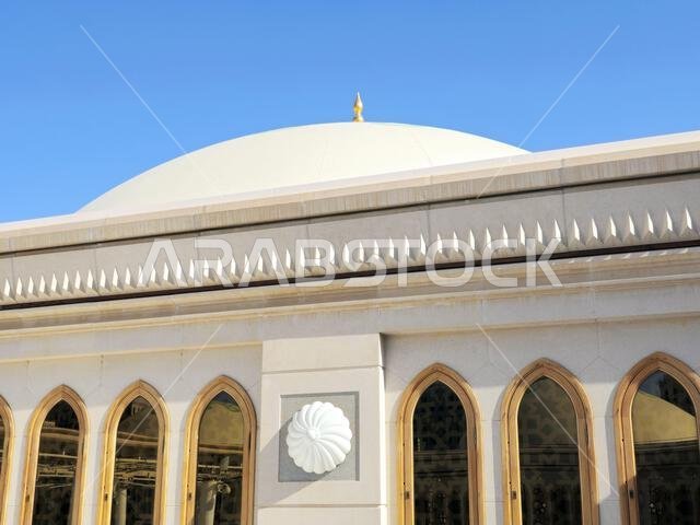 الواجهة الخارجية وقباب المسجد النبوي، وهو موقع حج رئيسي يقع تحت إشراف خادم الحرمين الشريفين.