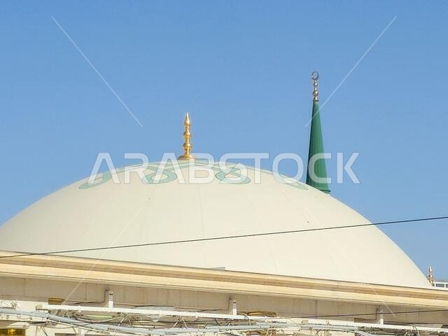 الواجهة الخارجية وقباب المسجد النبوي، وهو موقع حج رئيسي يقع تحت إشراف خادم الحرمين الشريفين. الواجهة الخارجية وقباب المسجد النبوي، وهو موقع حج رئيسي يقع تحت إشراف خادم الحرمين الشريفين.