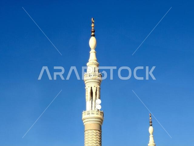 الواجهة الخارجية وقباب المسجد النبوي، وهو موقع حج رئيسي يقع تحت إشراف خادم الحرمين الشريفين.