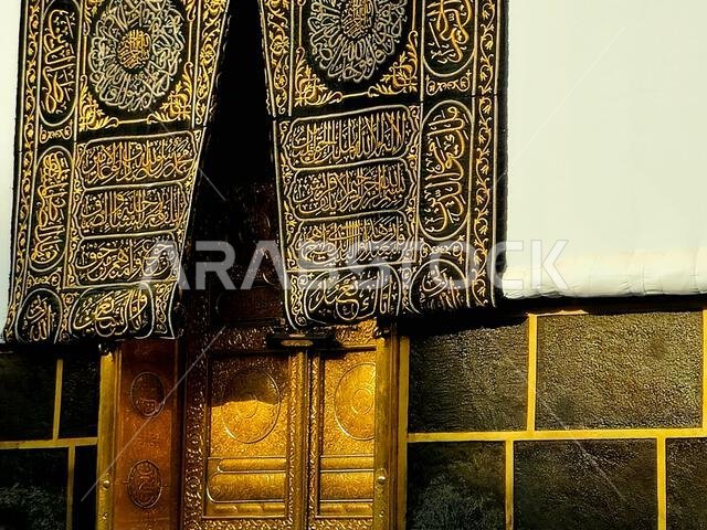 الكعبة، وهي بناء حجري يقع في قلب أهم مساجد الإسلام وأقدسها، المسجد الحرام في مكة المكرمة، واتجاه القبلة للصلاة.