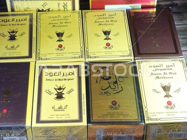 القاهرة، مصر، 30 يونيو 2024: عطر أمير العود والشيخ زايد عود، عطر بخاخ طبيعي من الخليج، المملكة العربية السعودية، ماء تواليت، برائحة العود.