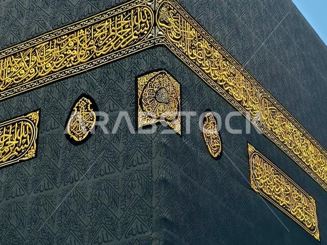 مكة المكرمة، المملكة العربية السعودية، ٢١ يونيو ٢٠٢٤: لقطة مقرّبة للكعبة المشرفة في المسجد الحرام بمكة المكرمة، اتجاه القبلة، والطواف حولها.