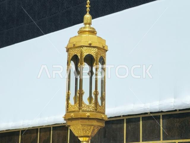 مكة المكرمة، المملكة العربية السعودية، ٢١ يونيو ٢٠٢٤: لقطة مقرّبة للكعبة المشرفة في المسجد الحرام بمكة المكرمة، اتجاه القبلة، والطواف حولها.