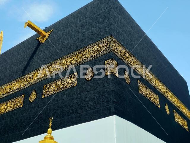 مكة المكرمة، المملكة العربية السعودية، ٢١ يونيو ٢٠٢٤: لقطة مقرّبة للكعبة المشرفة في المسجد الحرام بمكة المكرمة، اتجاه القبلة، والطواف حولها.