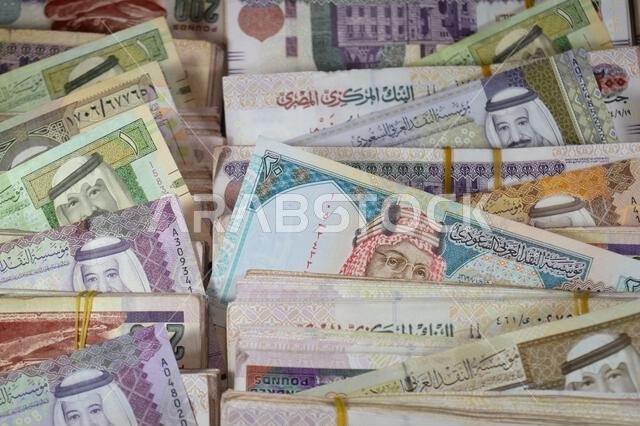 ريالات سعودية (SAR) نقداً، وأكوام من النقود المصرية، آلاف الجنيهات، أوراق نقدية من فئة 200 جنيه مصري (GE).