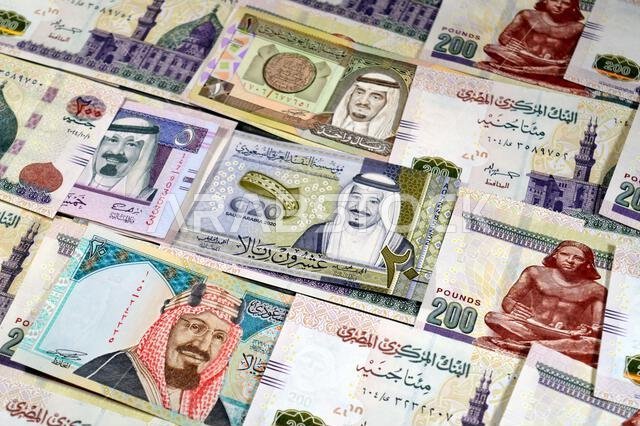 ريالات سعودية (SAR) نقداً، وأكوام من النقود المصرية، آلاف الجنيهات، أوراق نقدية من فئة 200 جنيه مصري (GE).