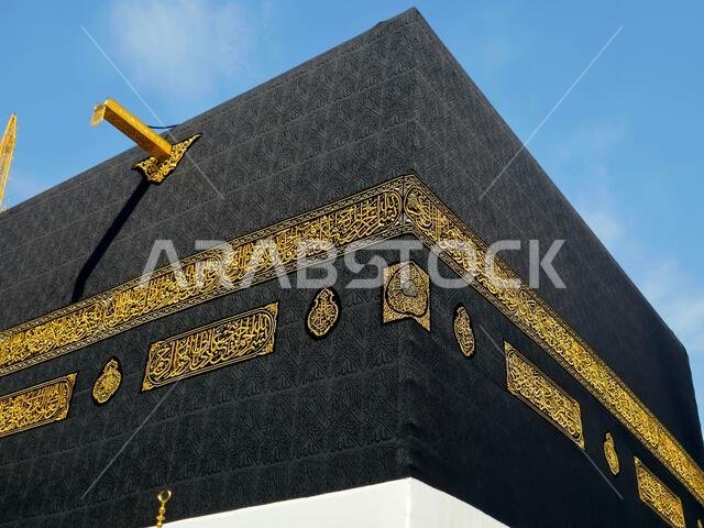 الكعبة، وهي بناء حجري يقع في قلب أهم مساجد الإسلام وأقدسها، المسجد الحرام في مكة المكرمة، واتجاه القبلة للصلاة.