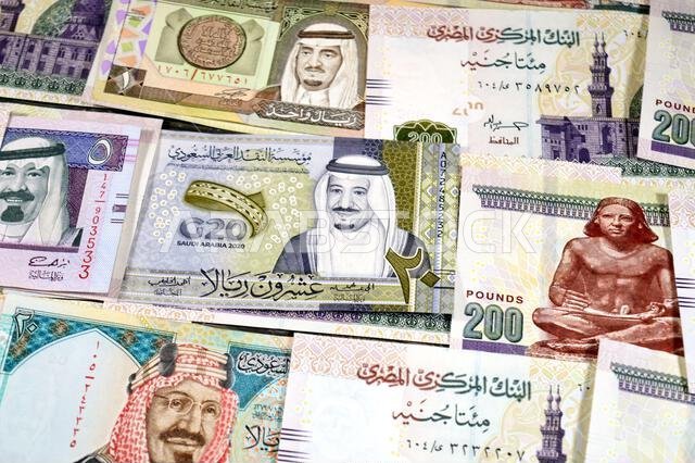 ريالات سعودية (SAR) نقداً، وأكوام من النقود المصرية، آلاف الجنيهات، أوراق نقدية من فئة 200 جنيه مصري (GE).
