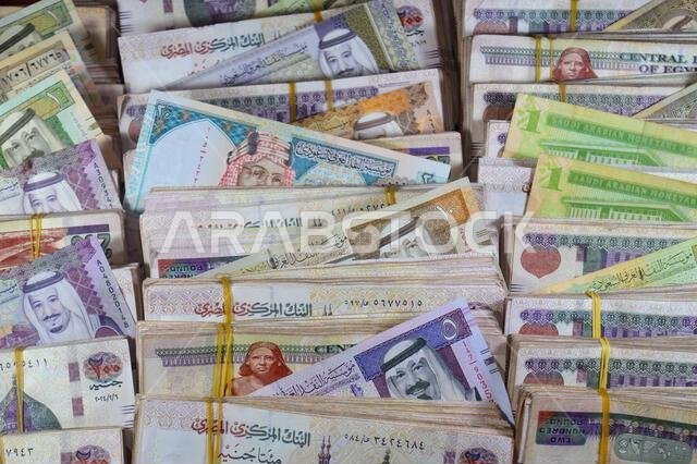 ريالات سعودية (SAR) نقداً، وأكوام من النقود المصرية، آلاف الجنيهات، أوراق نقدية من فئة 200 جنيه مصري (GE).