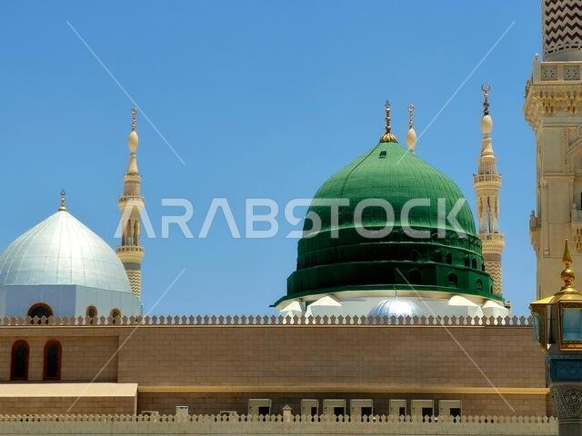 الواجهة الخارجية والمنظر الخارجي لمسجد النبي محمد أو المسجد النبوي، وهو موقع حج رئيسي يقع ضمن نطاق...