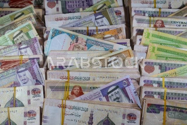 ريالات سعودية (SAR) نقداً، وأكوام من النقود المصرية، آلاف الجنيهات، أوراق نقدية من فئة 200 جنيه مصري (GE).